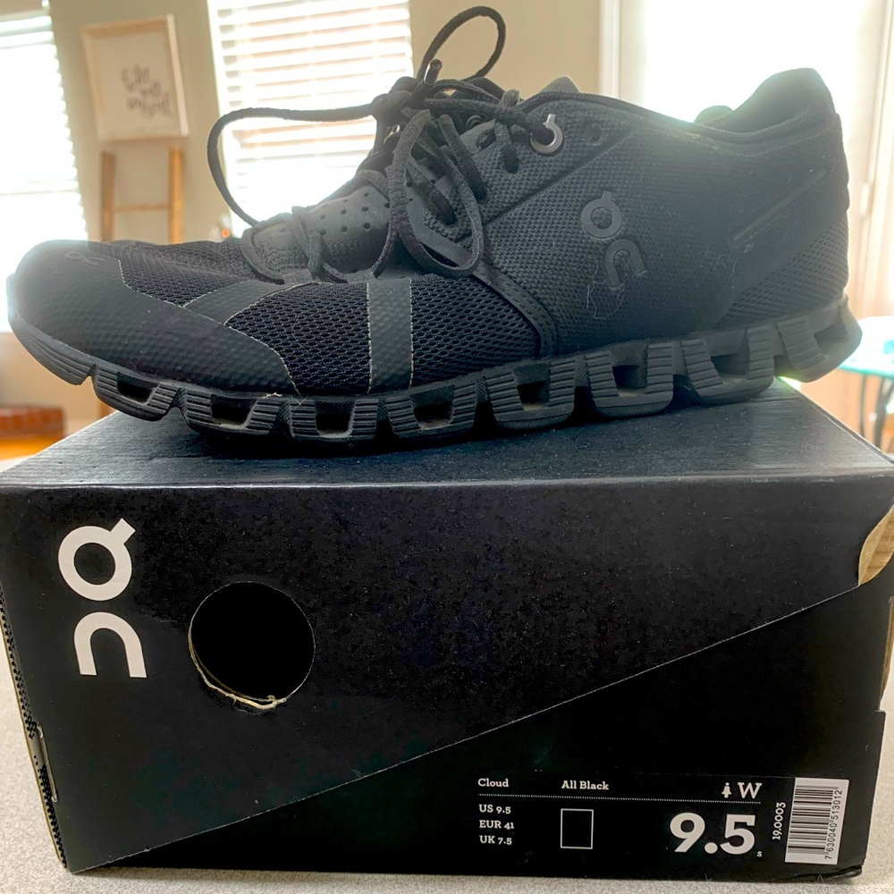 On Cloud Running shoes 9.5. EUC